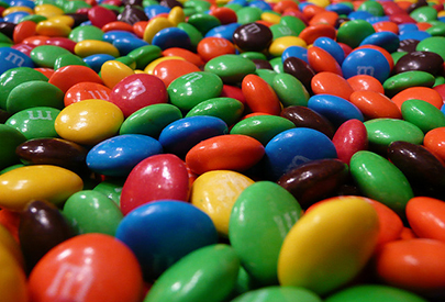 Separació i identificació dels colorants del recobriment dels carmels de xocolata