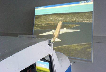 Volar de peus a terra: pràctica en el simulador de vol CESSNA 152